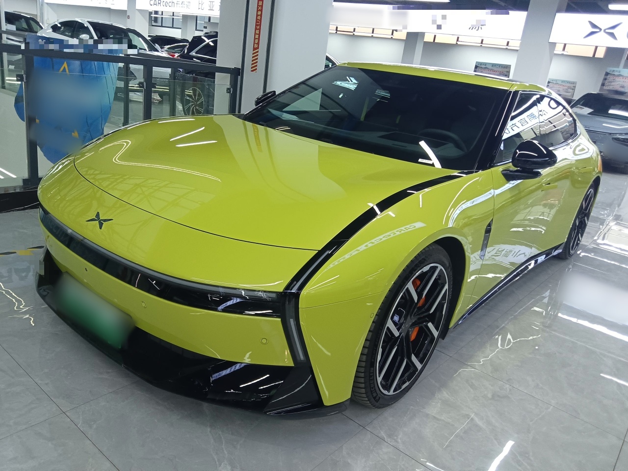 تحت مقدمة السيارة