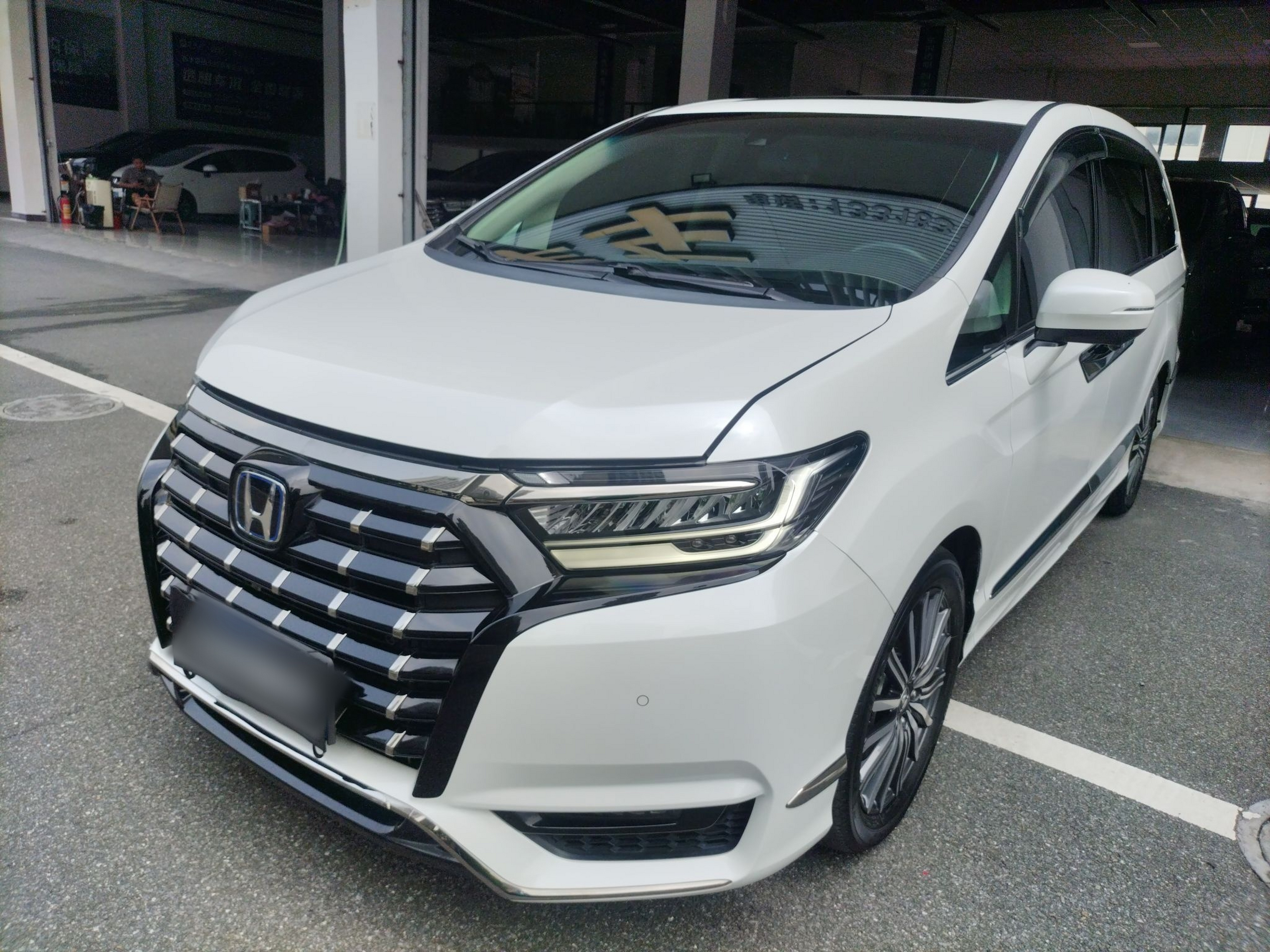 تحت مقدمة السيارة