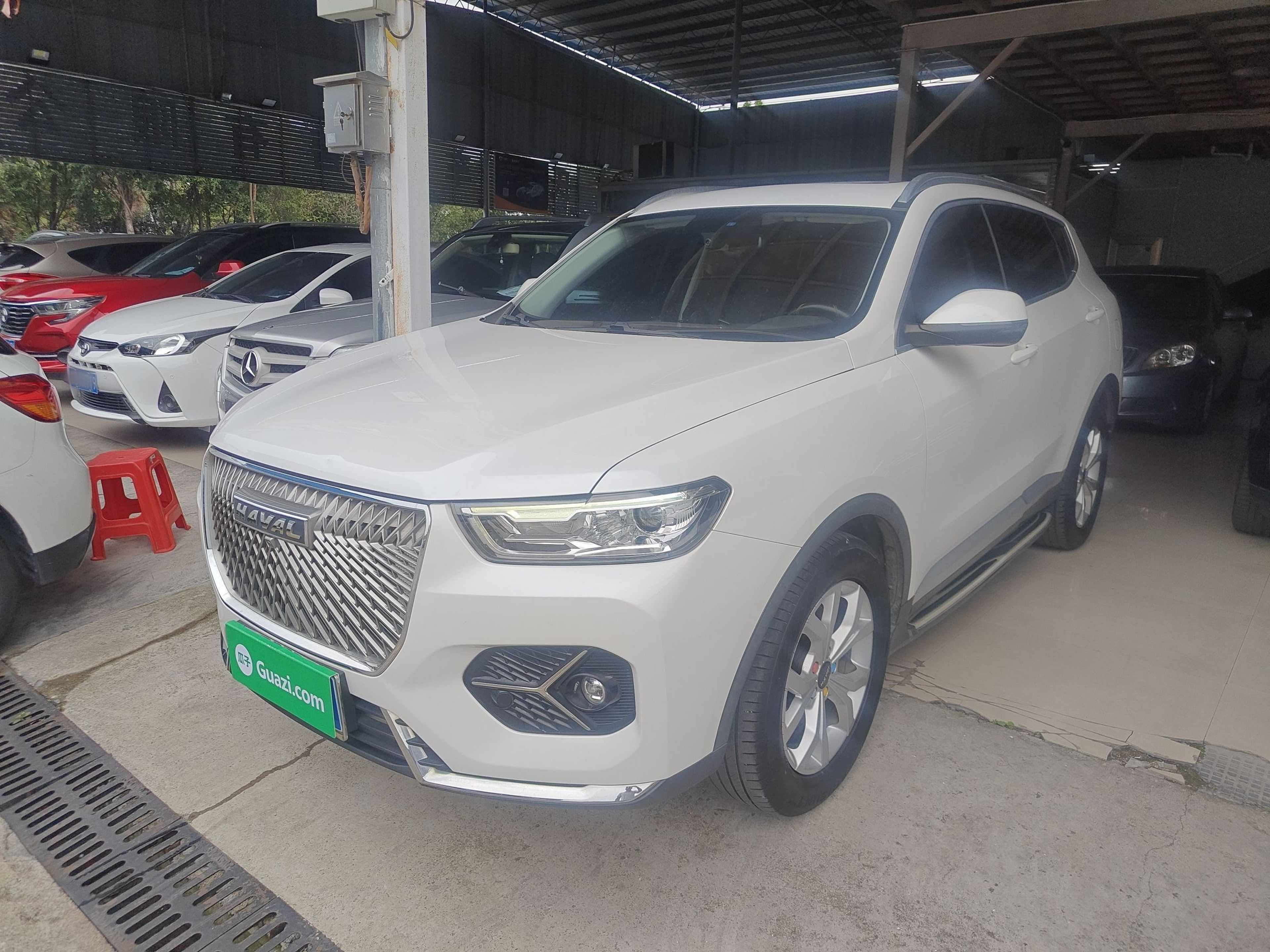 تحت مقدمة السيارة