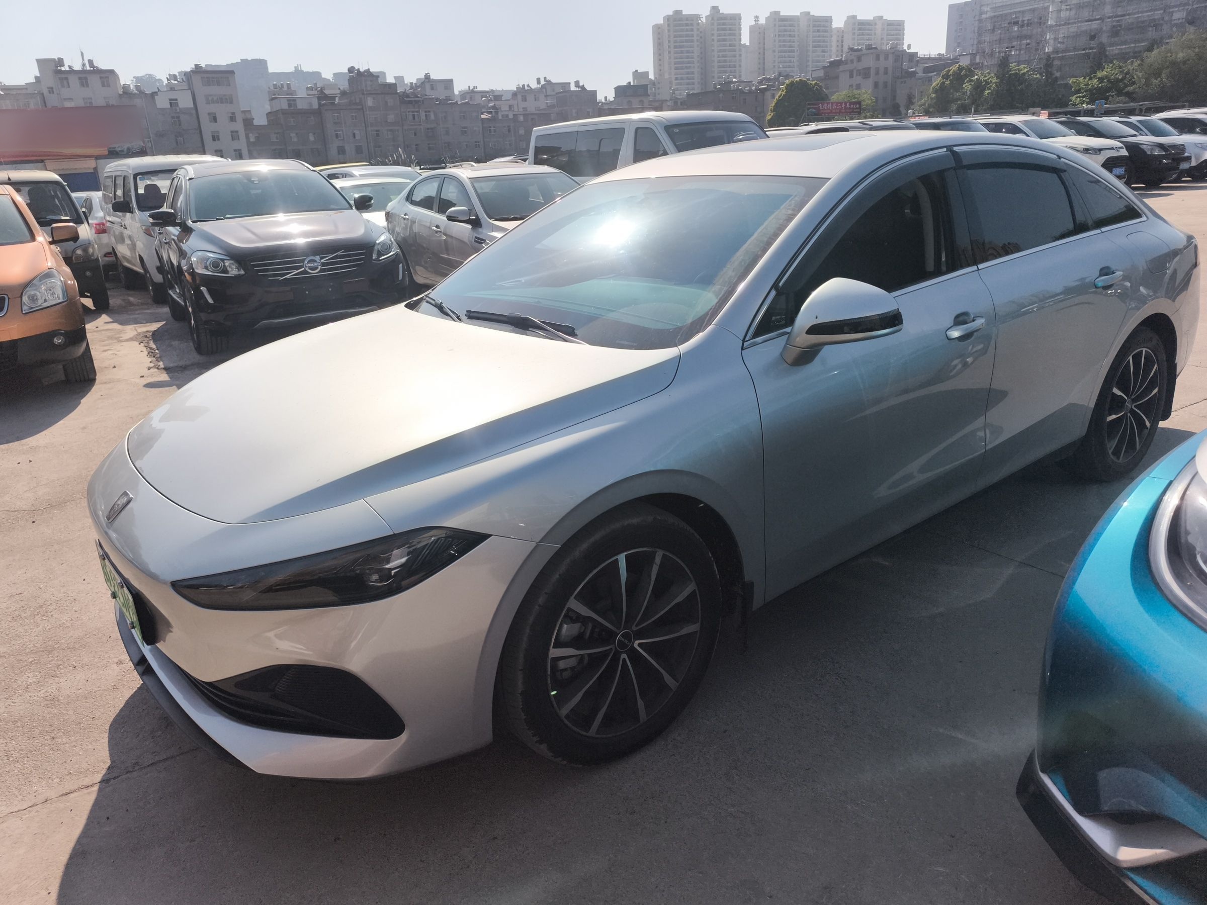 تحت مقدمة السيارة