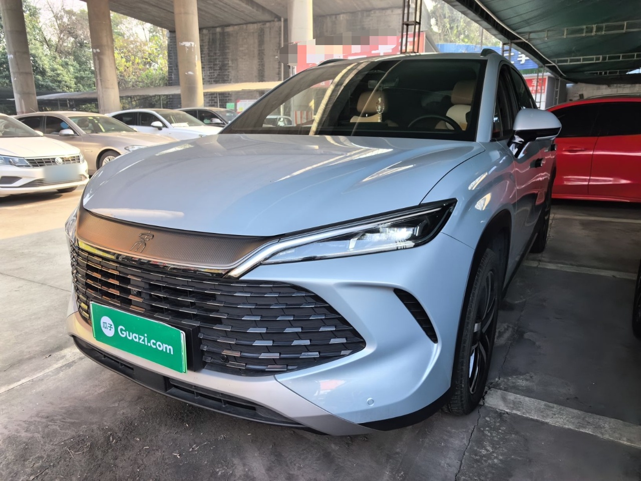 Под передней частью автомобиля