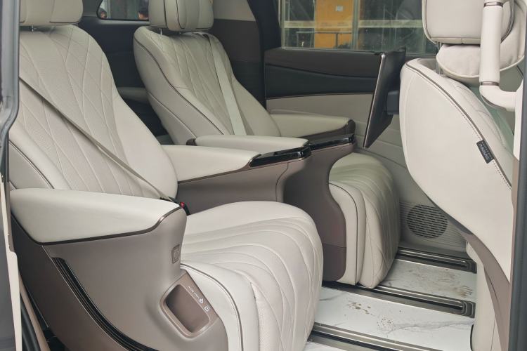 Used Denza D9 2022 DM-i 970 Four-Wheel Drive Prestige Model Interior 2