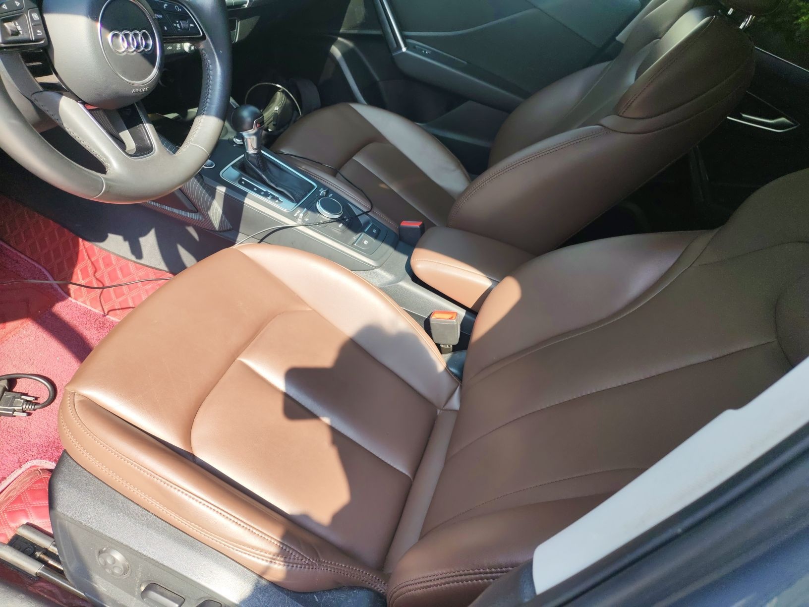 المقاعد الأمامية داخل السيارة