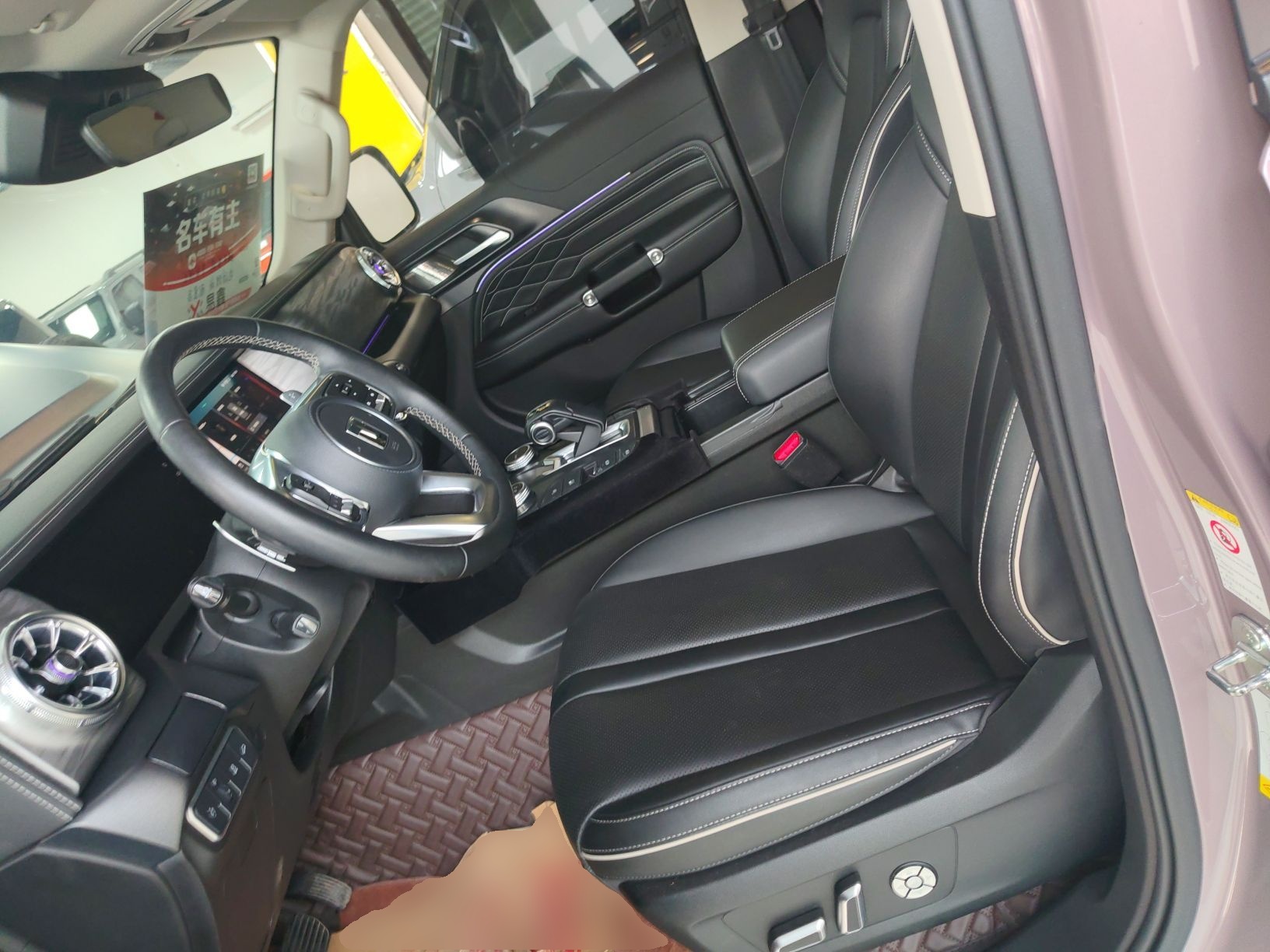 المقاعد الأمامية داخل السيارة