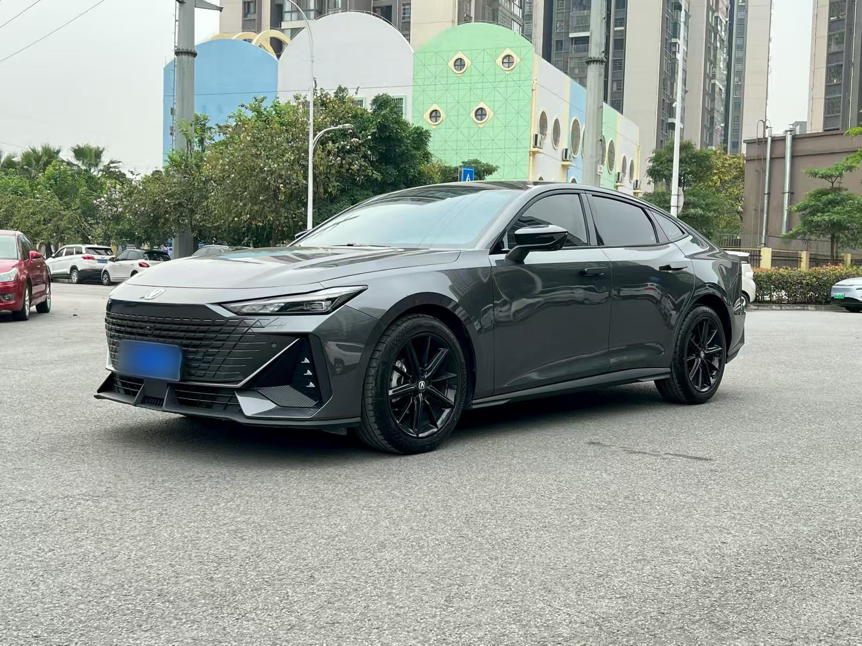 Под передней частью автомобиля