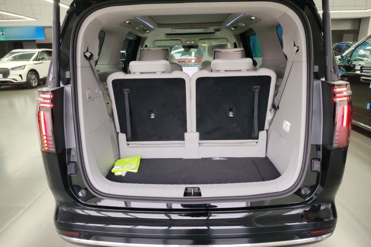 Used Volvo EM90 2025 Ultra Six-Seater Trunk