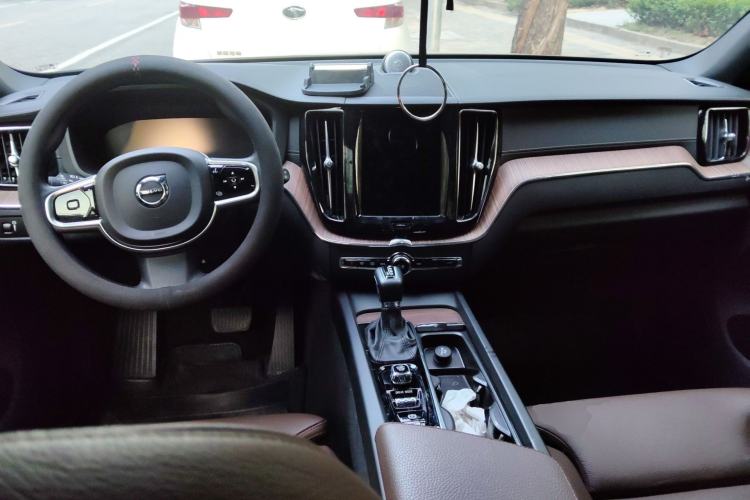 Used Volvo XC60 2021 T5 4x4 Smart Luxury Edition Center Console