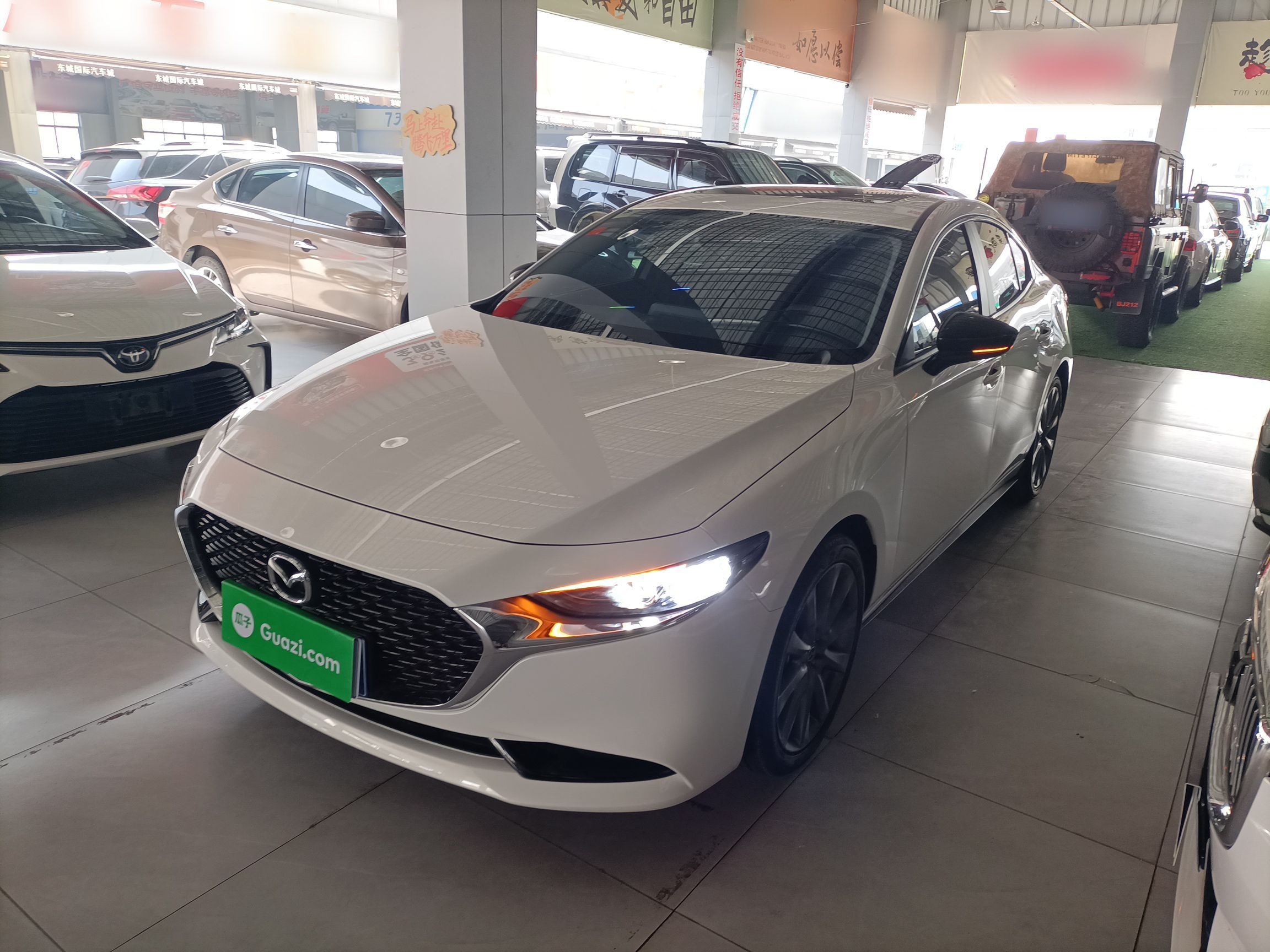 تحت مقدمة السيارة