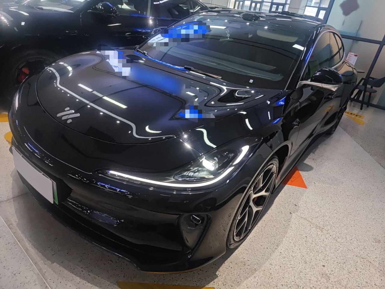 تحت مقدمة السيارة