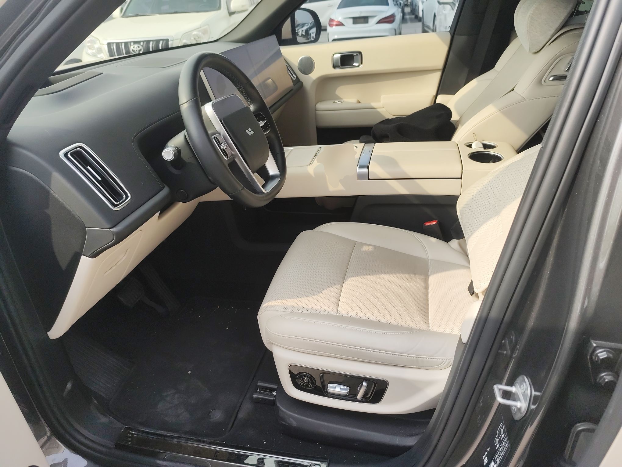 المقاعد الأمامية داخل السيارة