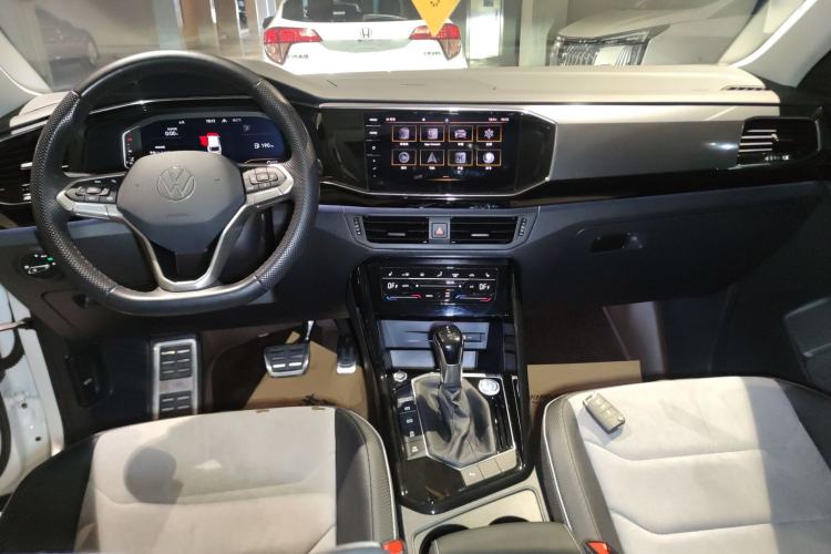 Used Volkswagen Tayron X 2020 330TSI Two-Wheel Drive Luxury Smart Connectivity Version Center Console