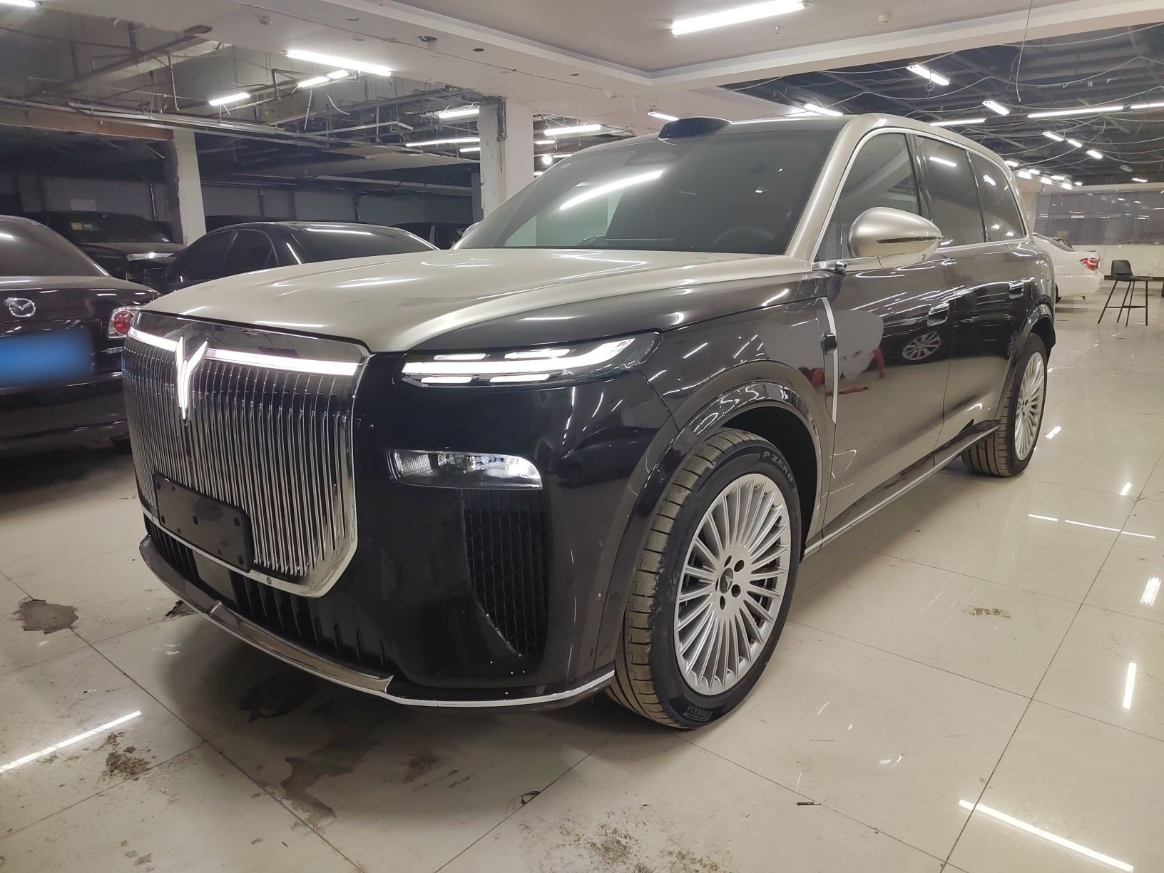 تحت مقدمة السيارة