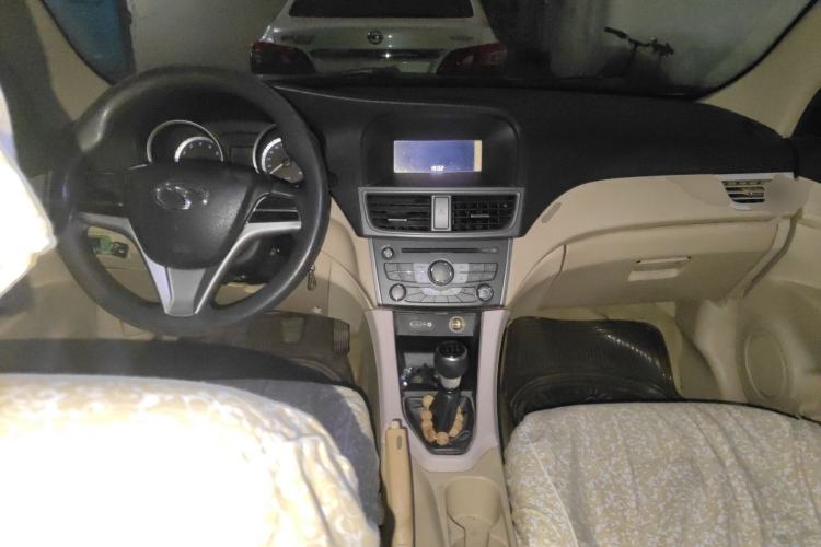 Used Soueast V5 Lingzhi 2013 1.5L Manual Comfort Model CNG Center Console