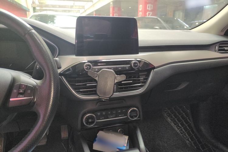 Used Ford Focus 2020 Sedan EcoBoost 180 Automatic Trend Edition Center Console