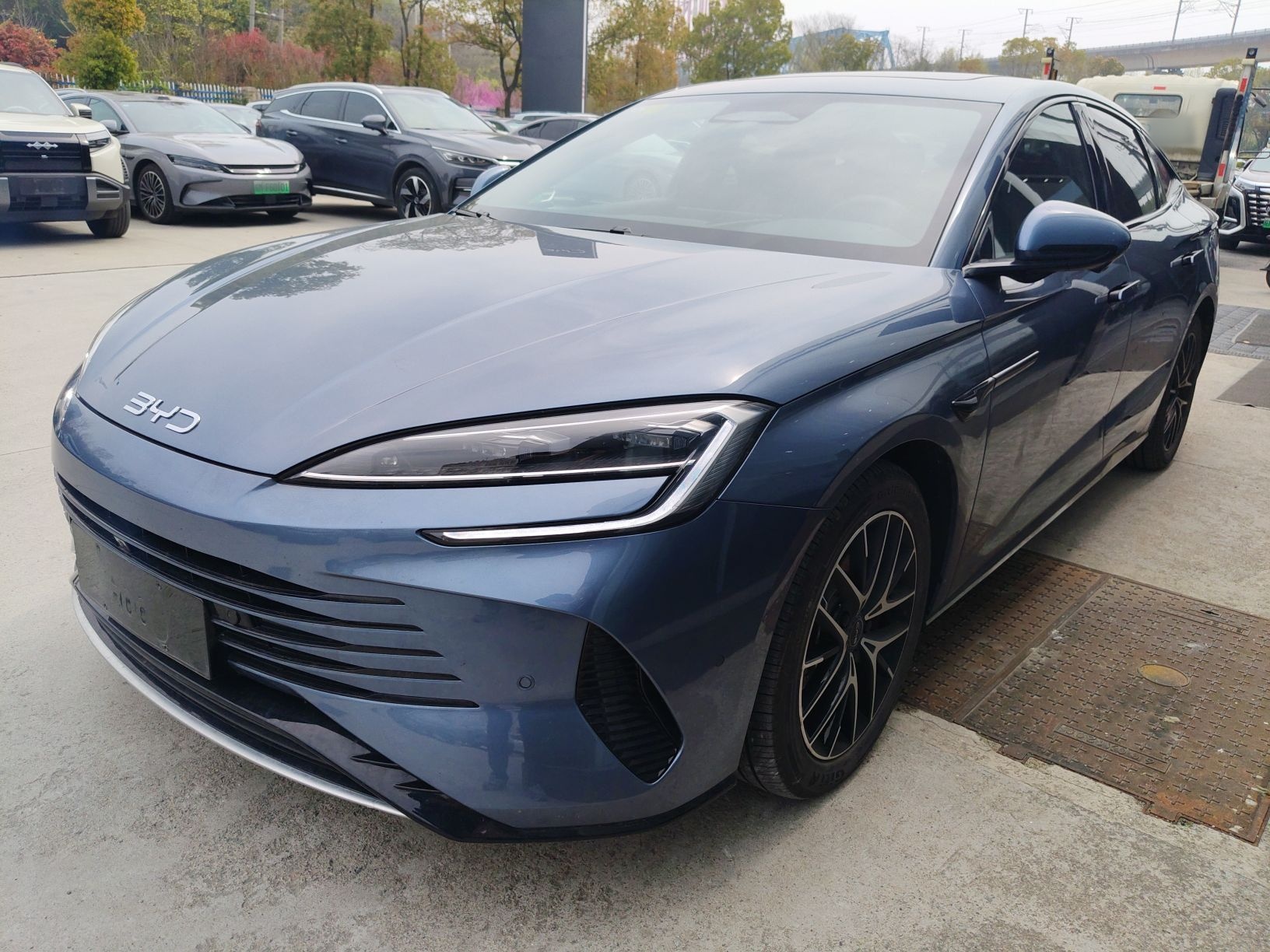 تحت مقدمة السيارة