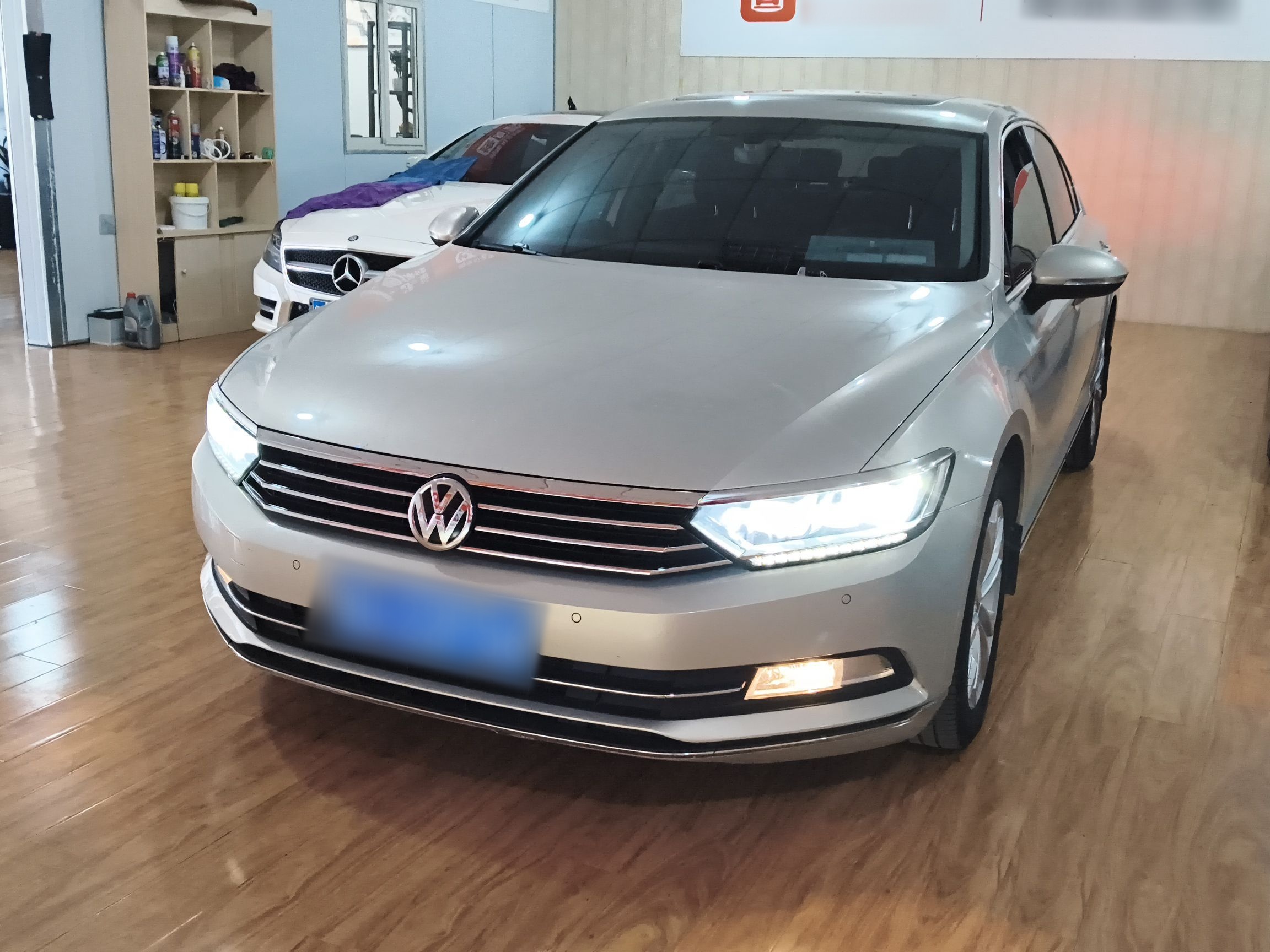 تحت مقدمة السيارة