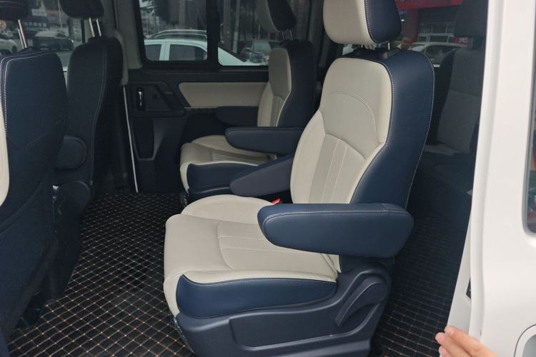 Used FORTHING Lingzhi PLUS 2023 2.0L Manual Luxury CNG 7-Seater
