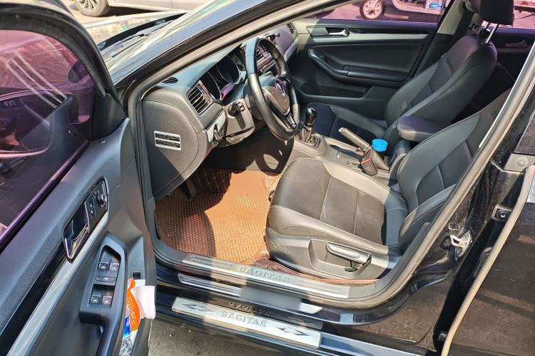 Used Volkswagen Sagitar 2015 1.6L Manual Comfort Model
