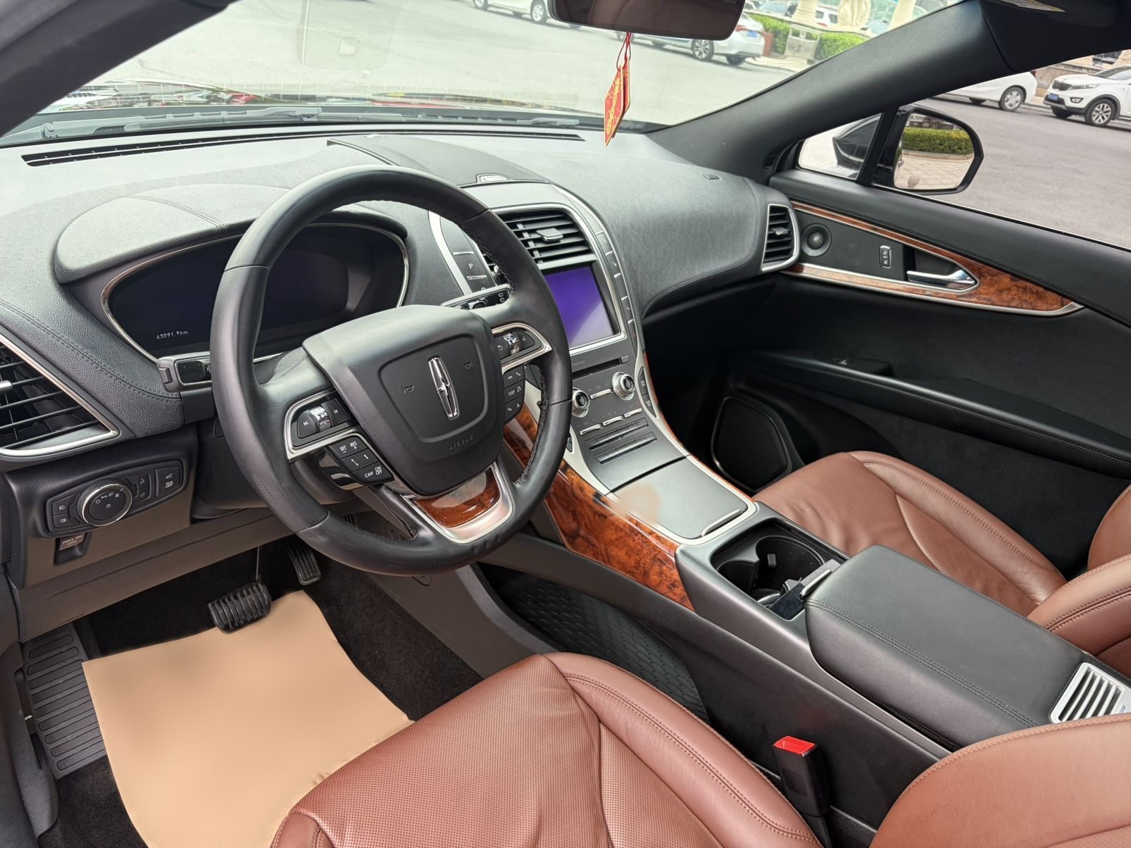 المقاعد الأمامية داخل السيارة