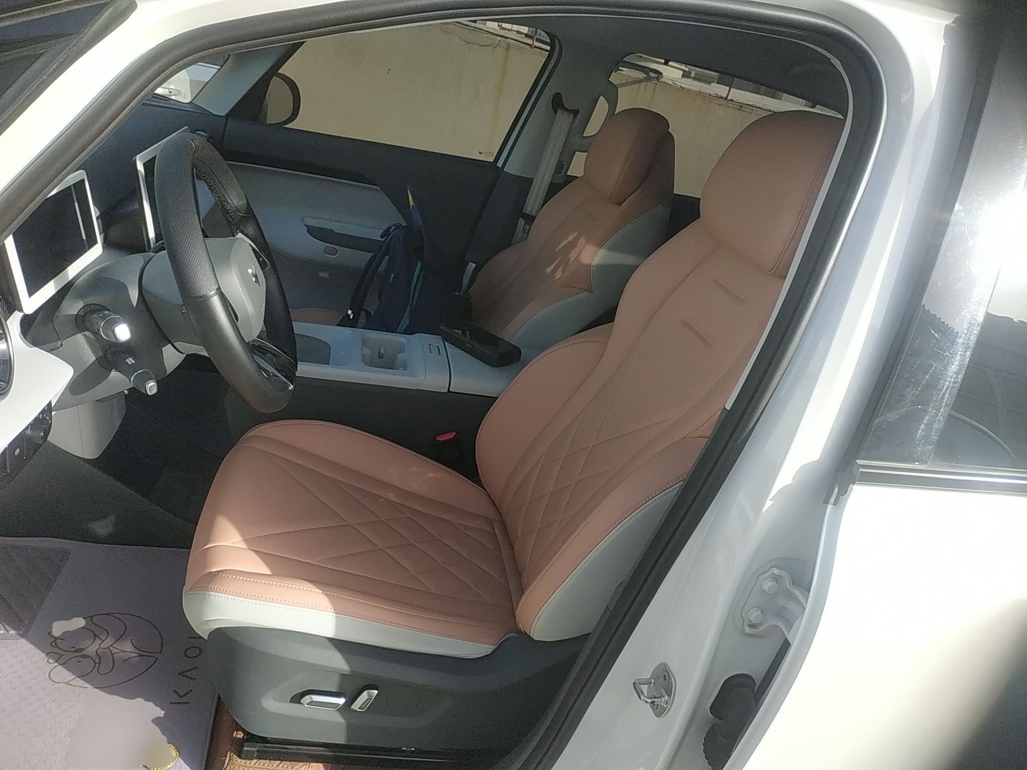 المقاعد الأمامية داخل السيارة