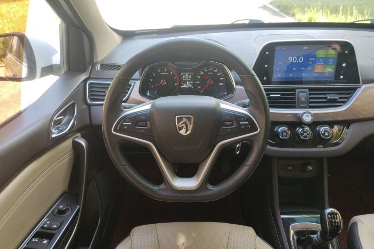 Used Baojun 310W 2017 1.5L Manual Fashion Model China V