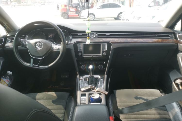 Used Volkswagen Magotan 2017 330TSI DSG Luxury Model Center Console