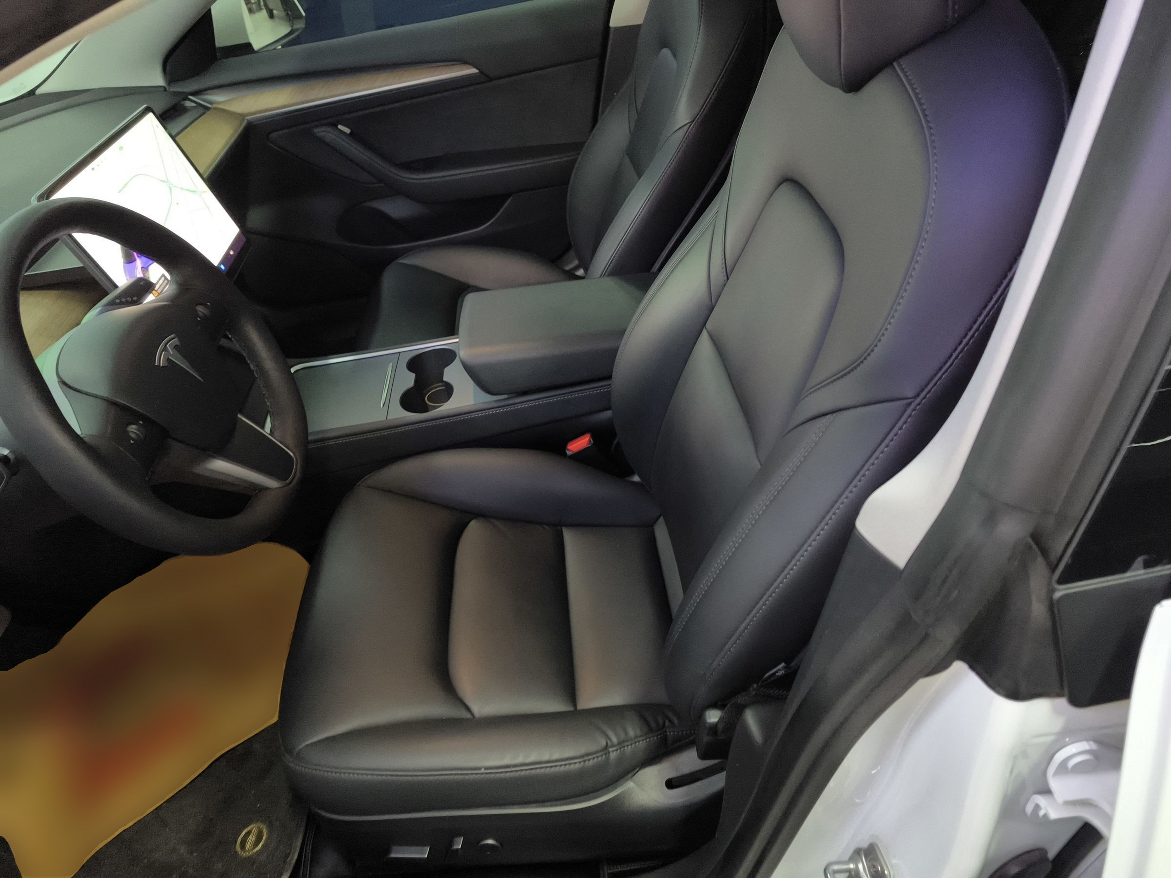 المقاعد الأمامية داخل السيارة