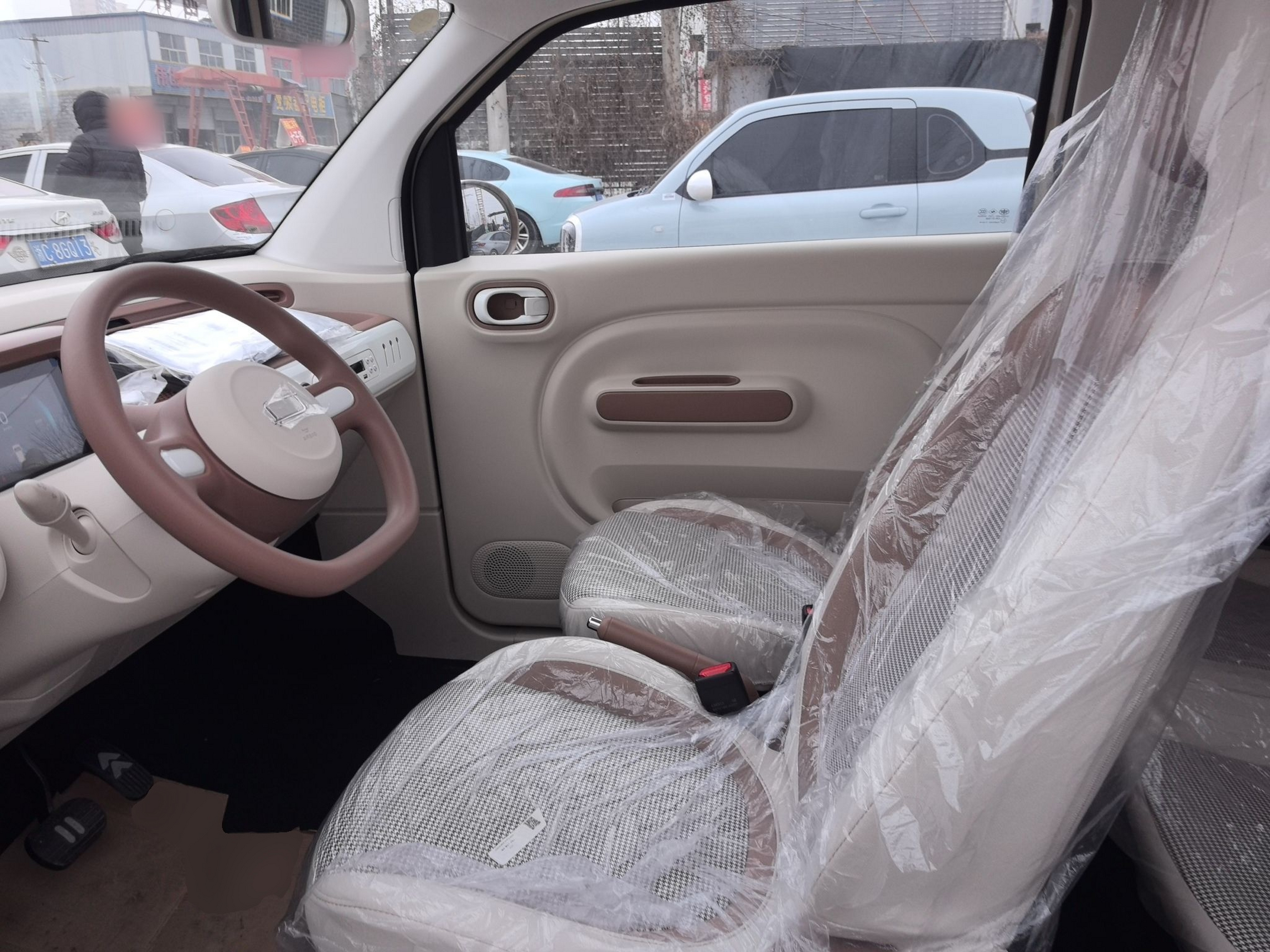 المقاعد الأمامية داخل السيارة