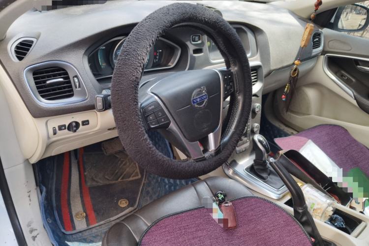 Used Volvo V40 2015 1.6T Zhiyi Edition
