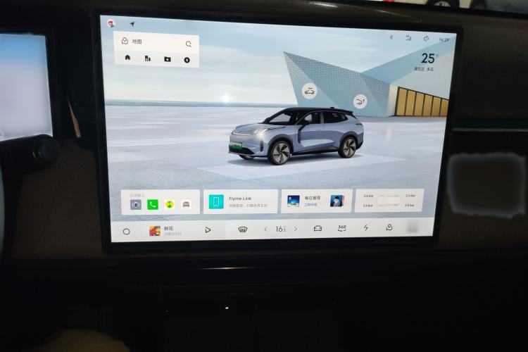 Used Lynk & Co 08 EM-P 2025 220 km All-Wheel-Drive Performance Halo Audio And AC Panel