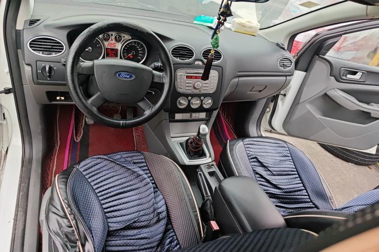 Used Ford Focus 2013 Hatchback Classic 1.8L Manual Base Model Center Console