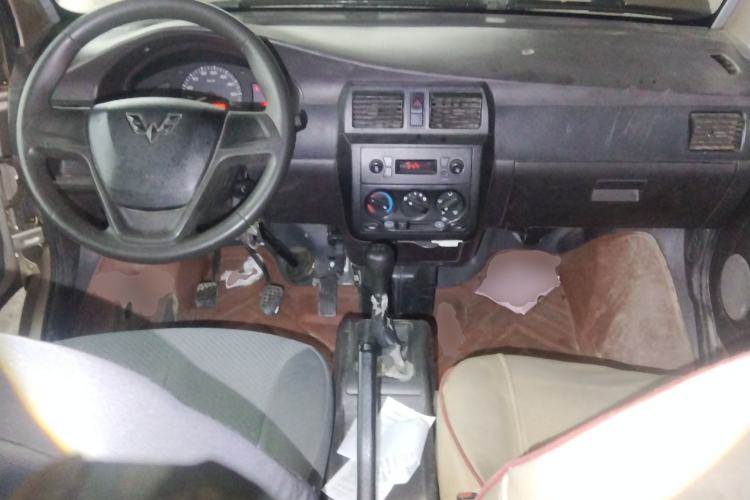 Used Wuling Rongguang 2017 1.5L Extended Basic Version Center Console