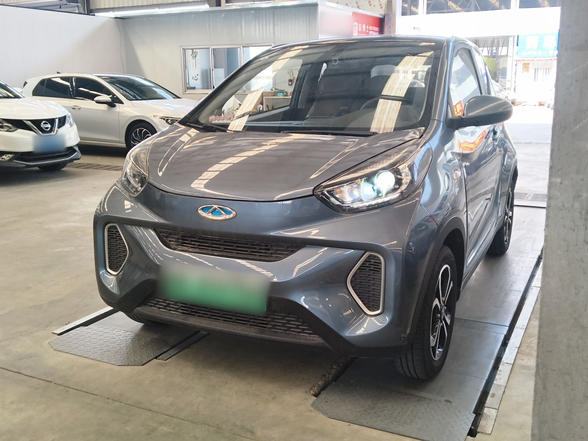 Под передней частью автомобиля