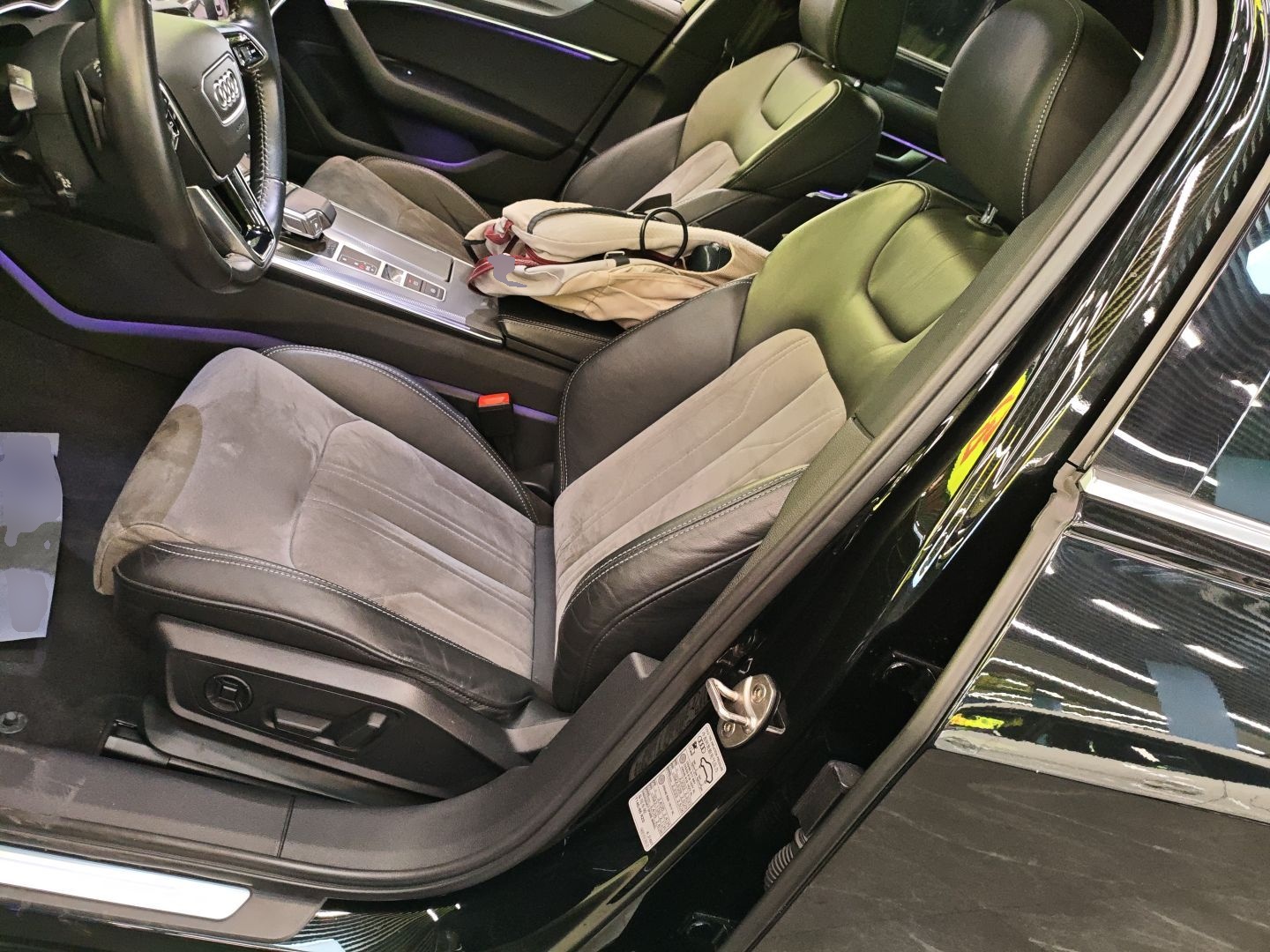 المقاعد الأمامية داخل السيارة