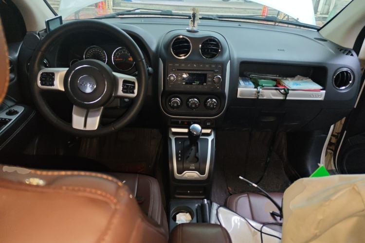 Used Jeep Compass 2014 Revised Version 2.4L Four-Wheel Drive Comfort Edition Center Console