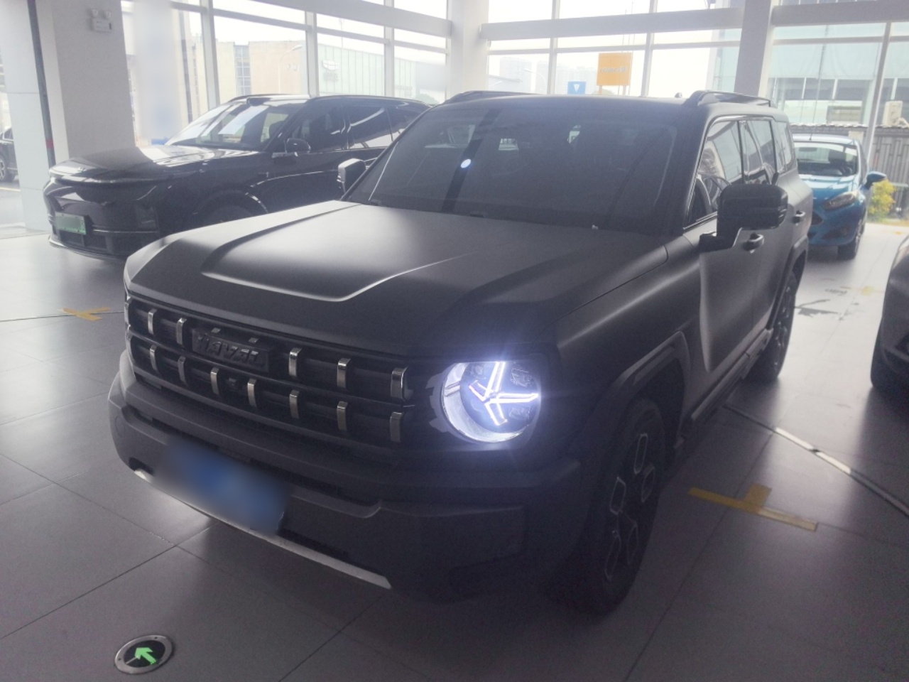 تحت مقدمة السيارة