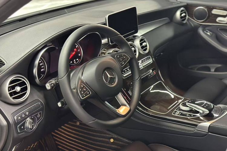 Used Mercedes-Benz GLC 2018 Facelift GLC 260 4MATIC Luxury Edition
