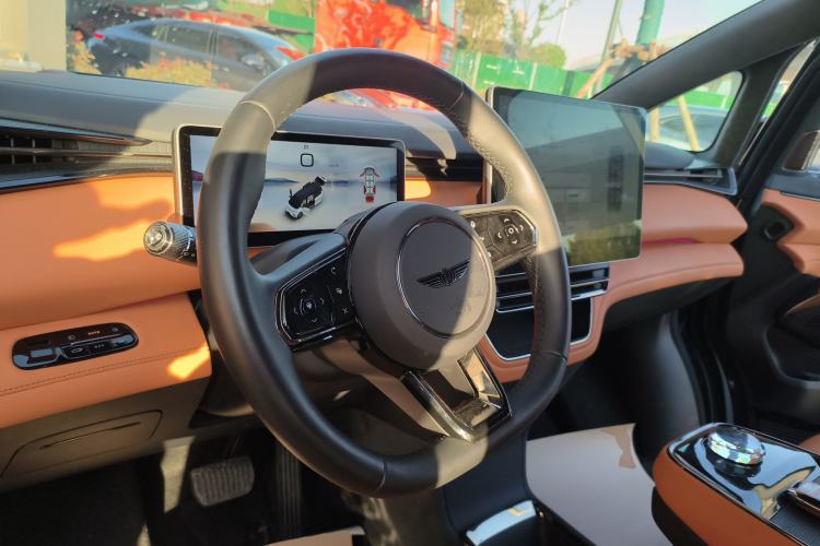 Used Geely Galaxy LEVC L380 2024 140-Degree 6-Seater All-Wheel-Drive Ultra