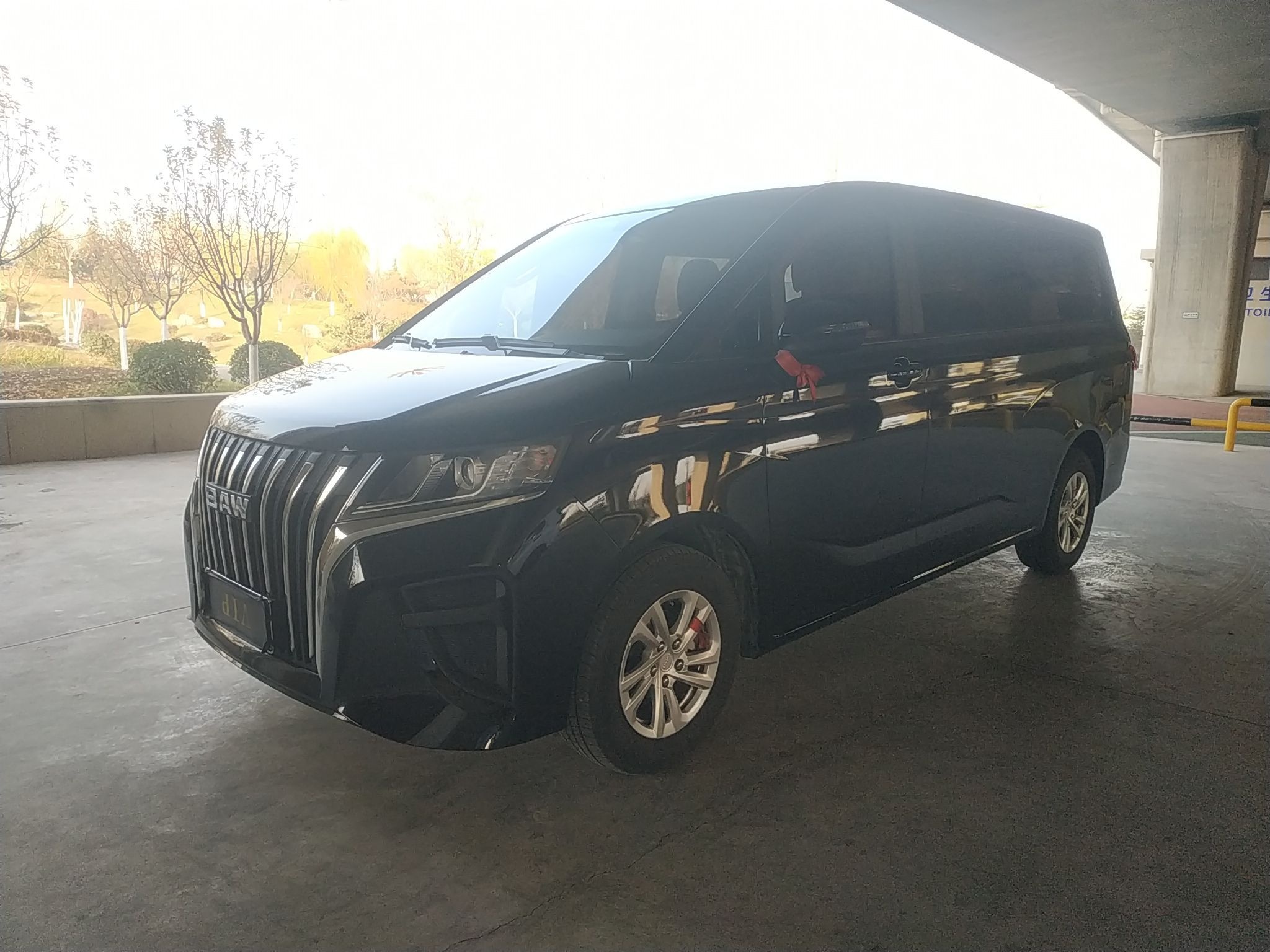 تحت مقدمة السيارة