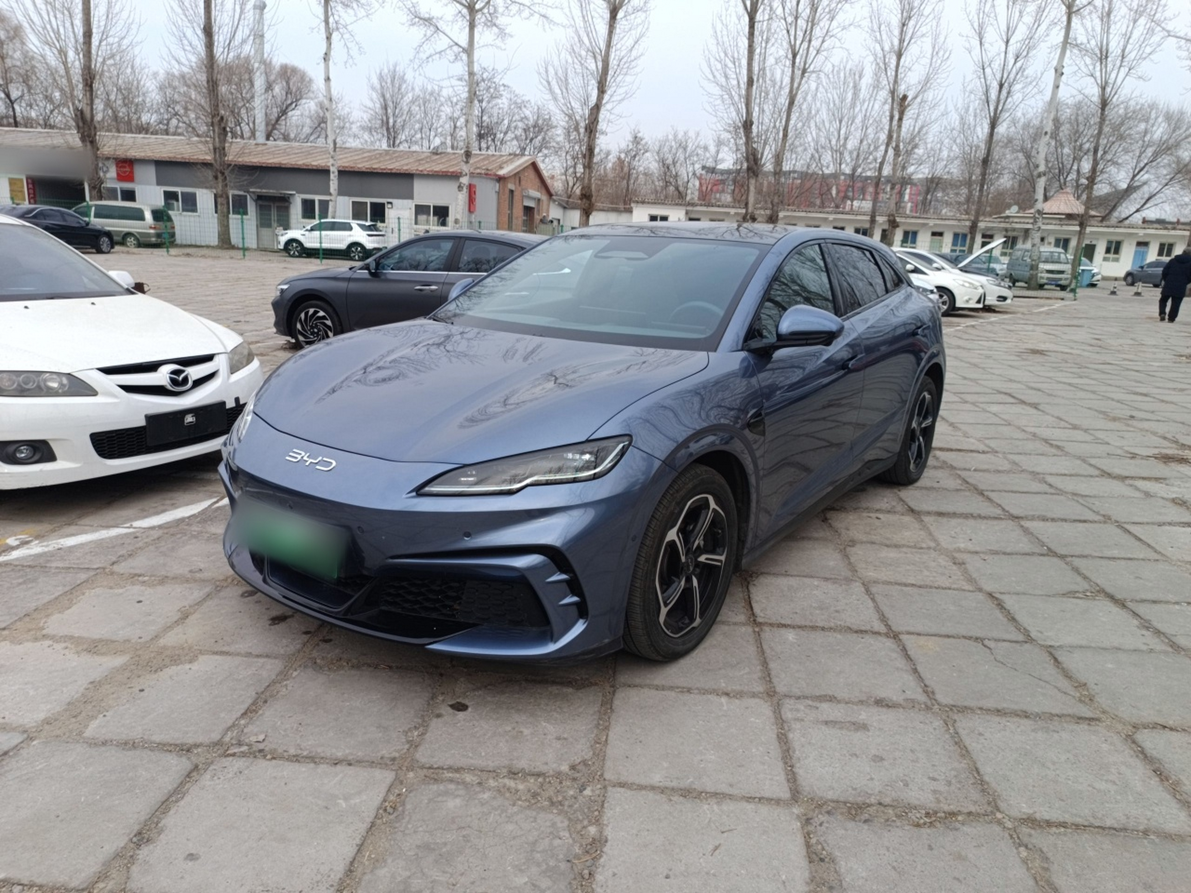 Под передней частью автомобиля
