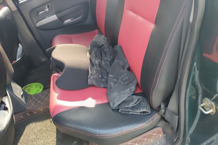 Used Dongfeng Ruichi 2017 2.5T Diesel Two-Wheel Drive Standard Version ZD25T5 Interior 4