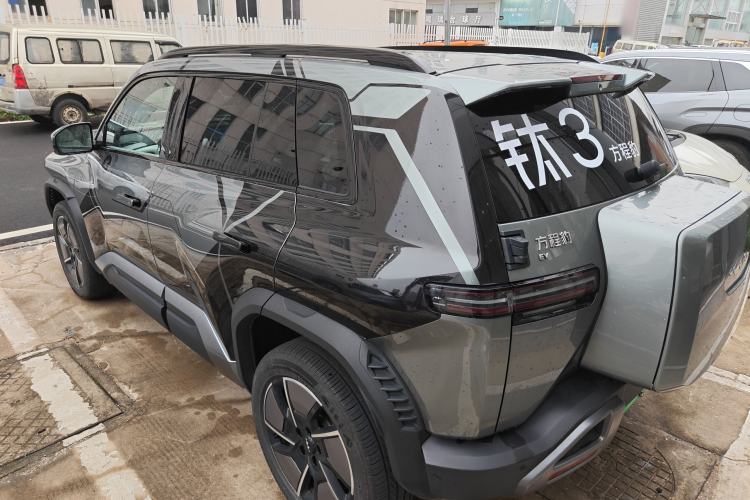 Used Formula Leopard Titanium 3 2025 501KM All-Wheel Drive Intelligent Driving Ultra Version Exterior 2