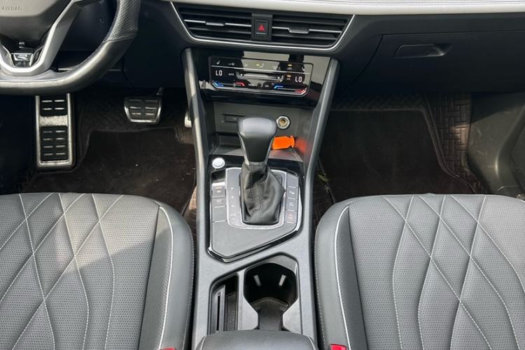 Used Volkswagen Tiguan L 2022 330TSI Automatic Two-Wheel Drive R-Line Enhanced Edition Interior 5