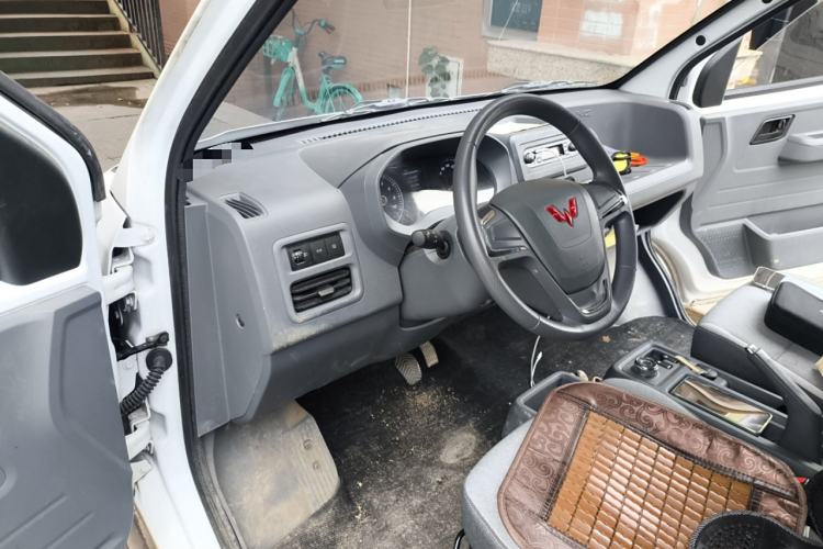 Used Wuling Yangguang 2024 300KM Comfort Version Passenger Van 75kW Driver Seat