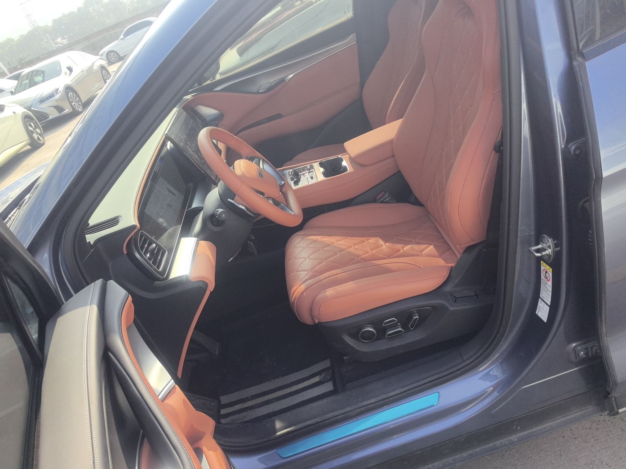 المقاعد الأمامية داخل السيارة