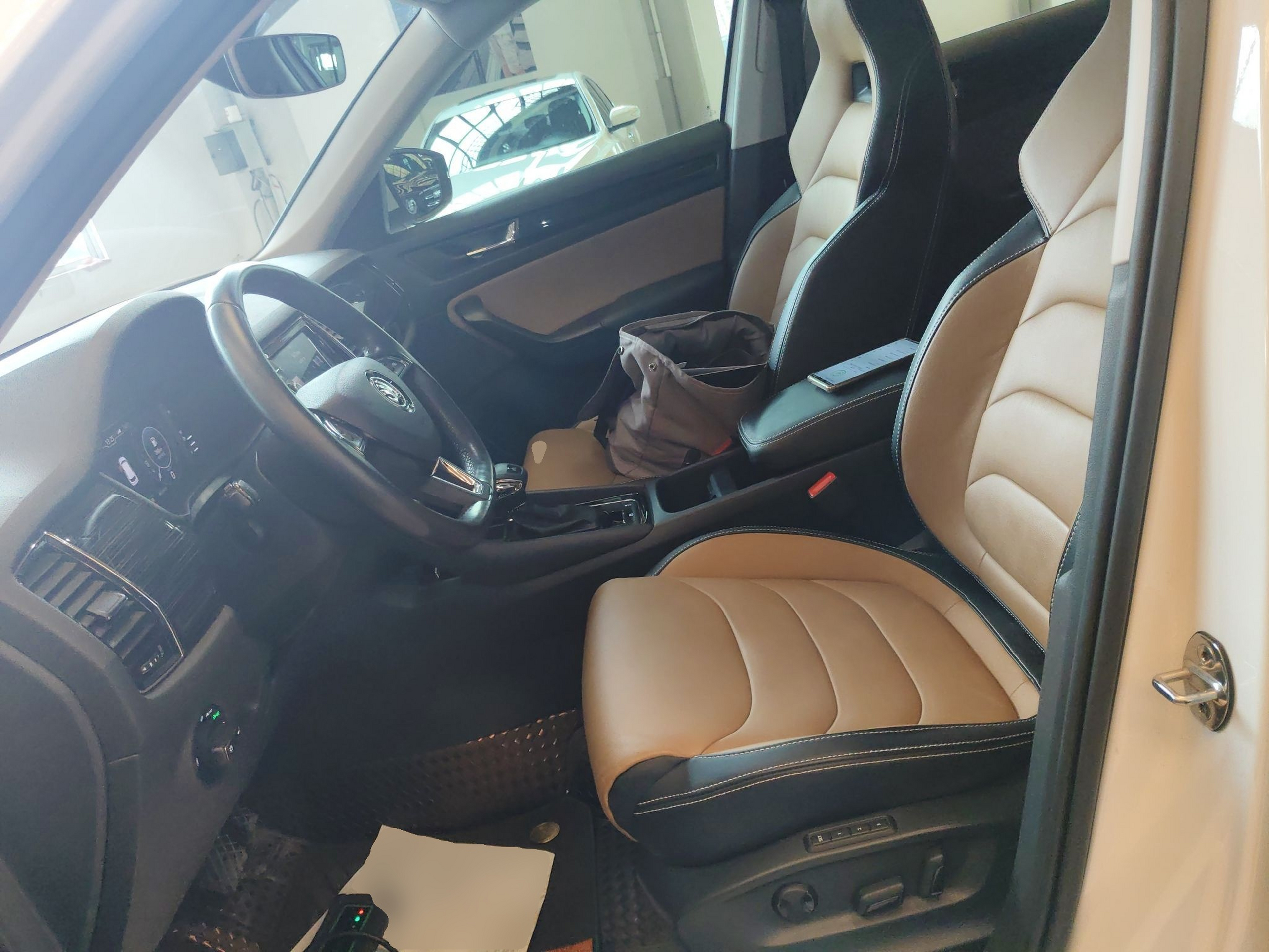 Переднее сиденье в автомобиле