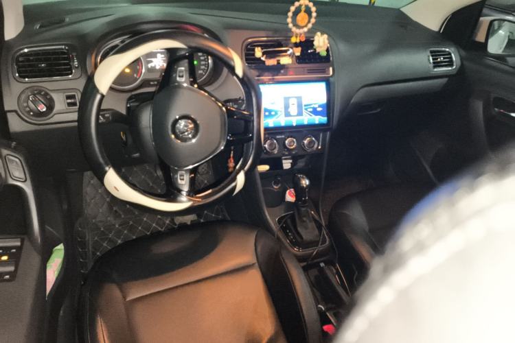 Used Volkswagen Polo 2016 1.6L Automatic Comfort Model Center Console