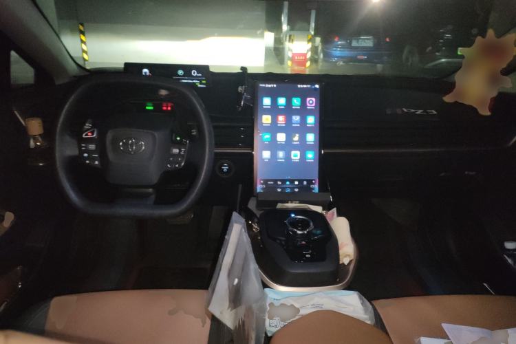 Used Toyota bZ3 2023 517 km Elite PRO Center Console