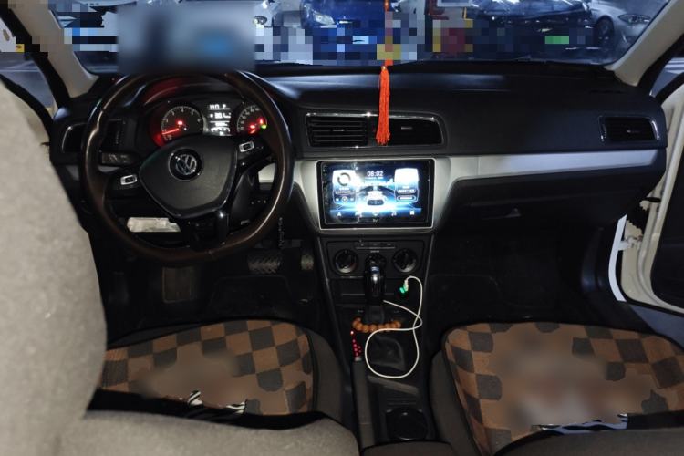 Used Volkswagen Gran Lavida 2015 1.6L Automatic Fashion Edition Center Console