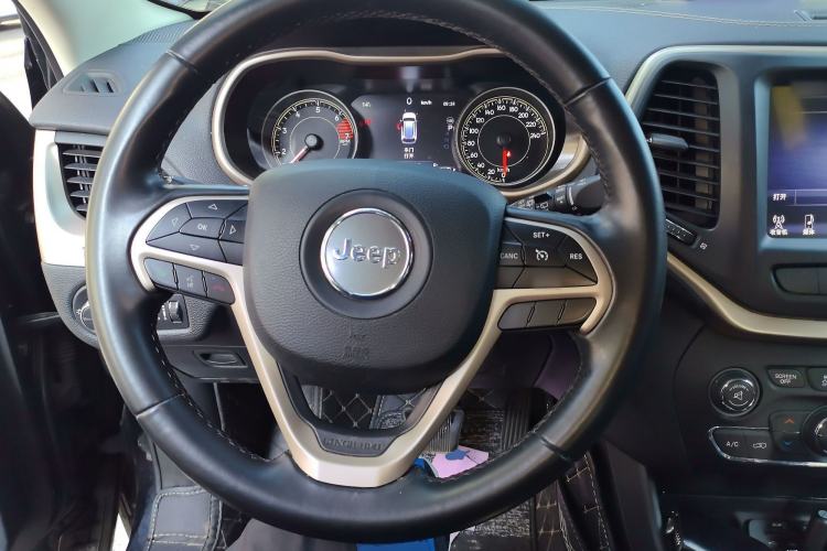 Used Jeep Cherokee 2017 2.0L Superior Edition
